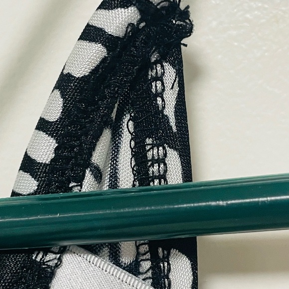 Elegant Black and White Women's Dress - Picture 5 of 10